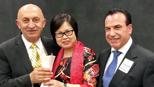 悉尼市長(zhǎng)、議員為智能語(yǔ)音臺(tái)燈“代言”